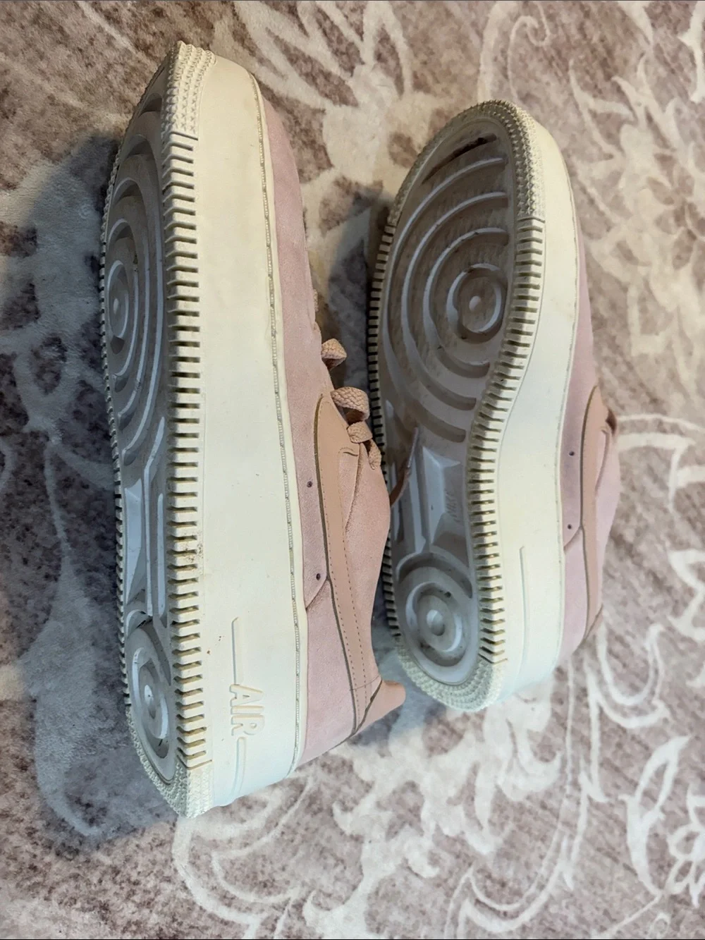 Nike sleek low